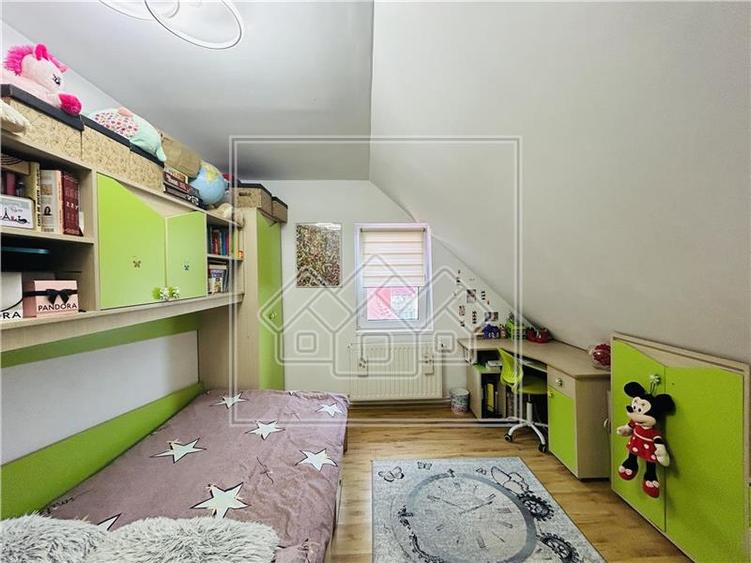 Ap cu 3 camere, 81 mp utili, tip mansarda, Zona Cedonia
