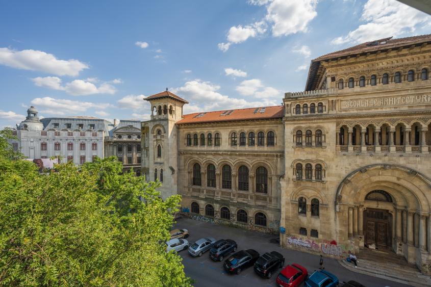Apartament cu vedere spectaculoasă, 3 camere, 2 băi, bloc 1979, Universitate!