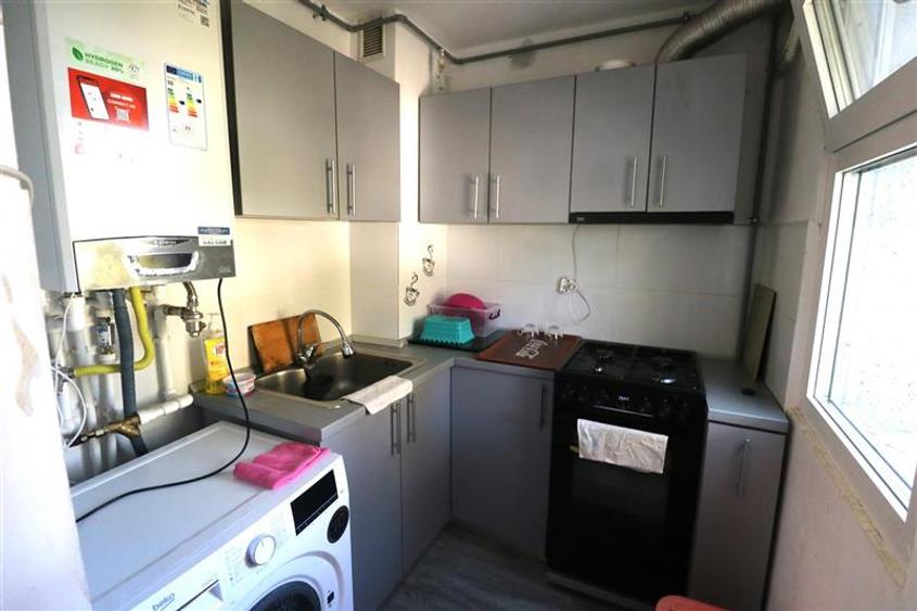 Apartament 3 camere, 2 dormitoare , centrala proprie, decomandat, zona Dacia
