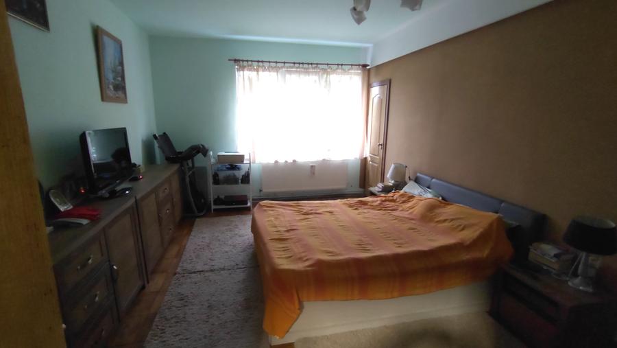 Vand apartament 3 camere in vila, cartierul Dambul Rotund