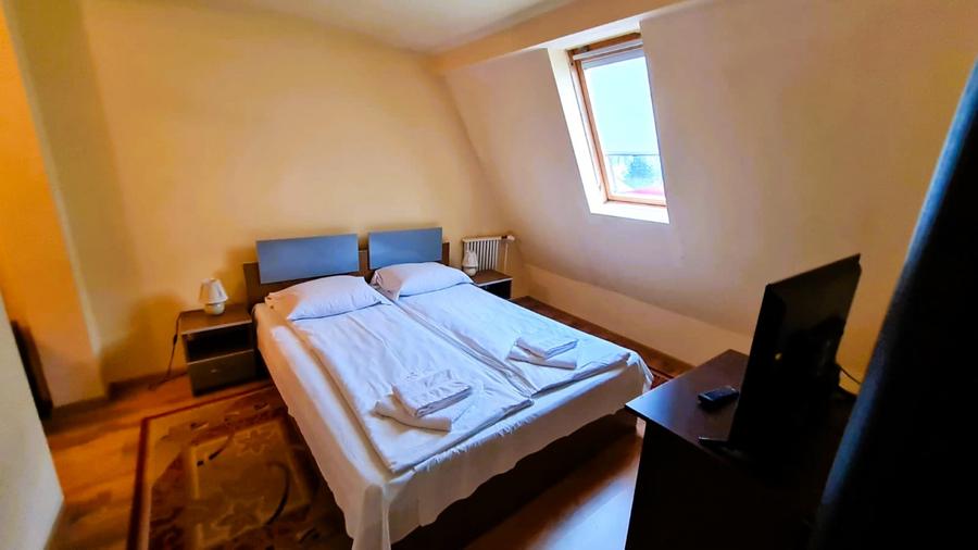 Pensiune cu 67 locuri de cazare, zona Curmatura