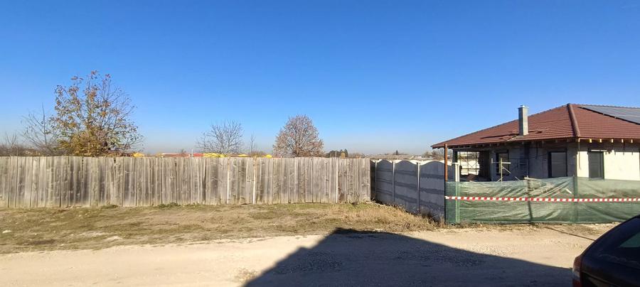 Teren ingradit cu acces la strada cu utilitati si iluminat public