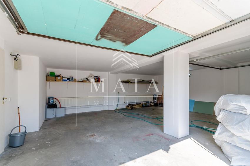 Vila in zona Strand, cu 7 camere , 2 garaje, curte de 200 mp