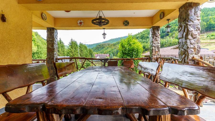 OPORTUNITATE DE INVESTIT Mărișel, 10 camere,terasa 41mp,piscină,ciubăr