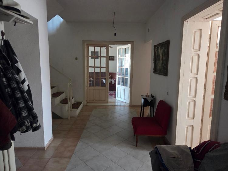 Casă individuală mare 282mp utili, 11 camere, 3 băi + 2 anexe și teren 1024mp