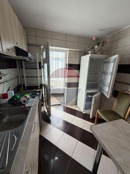 Apartament cu 3 camere de închiriat,Rovine