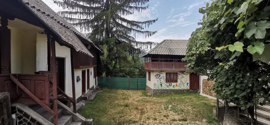 Vand casa la curte cu 2 cladiri anexe si teren