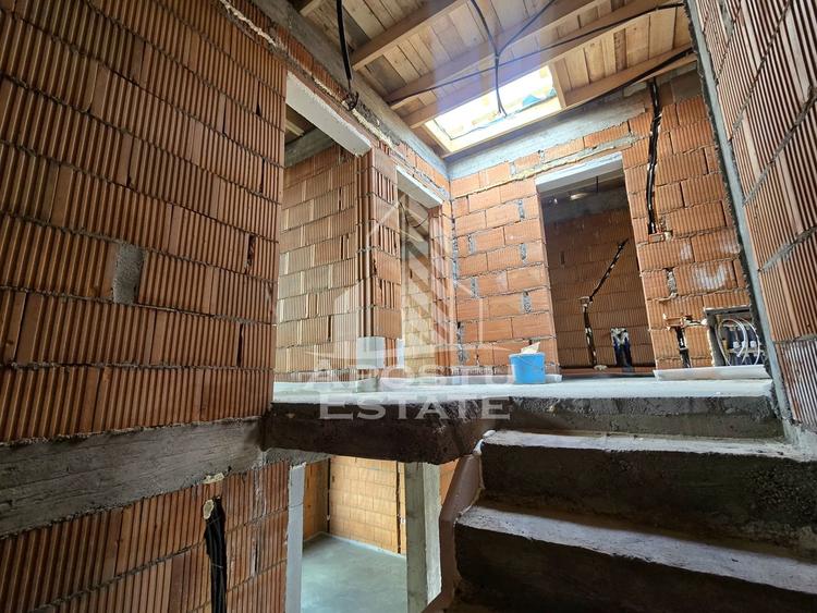 Jumatate de duplex de vanzare, modern, cu 4 camere si 2 bai, Sag, vatra satului