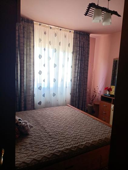 3 camere decomandate , centrala pe gaze, ,zona Dacia , pe SUD, pod deasupra
