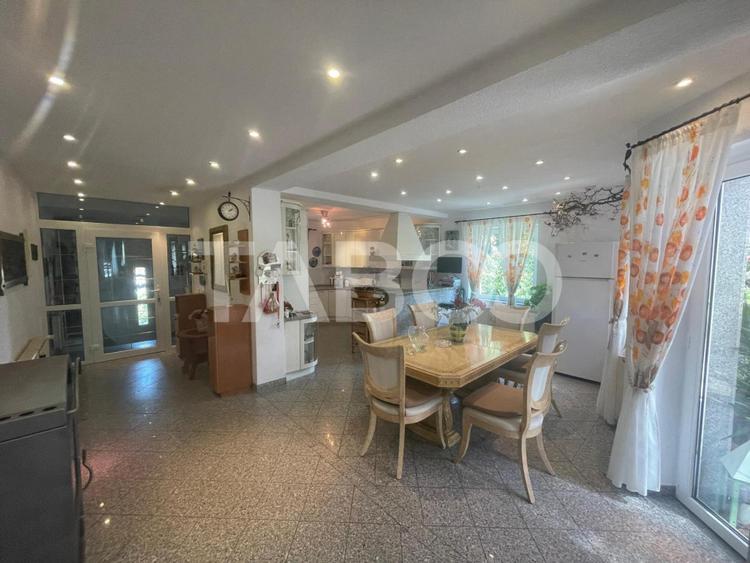 Casa deosebita de vanzare 453 mp utili si curte 528 mp in Avrig
