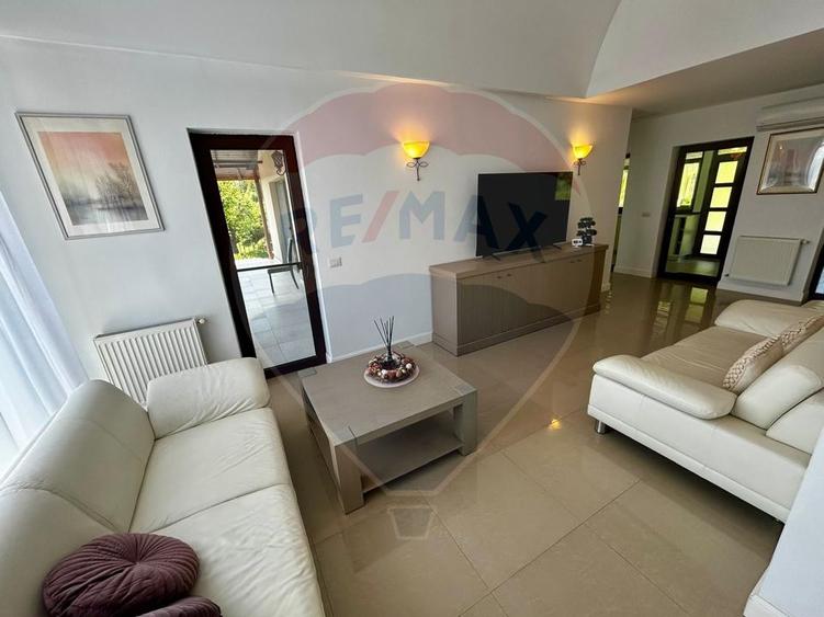 DE INCHIRIAT: Apartament la casa, curte privata si terase panoramice