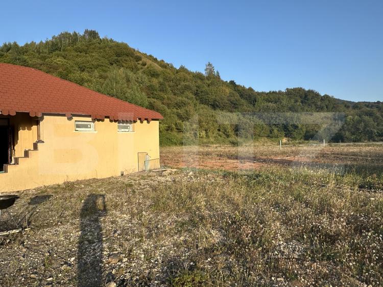 Teren intravilan cu utilități și construcții