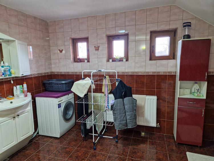 Mosnita Veche - Casa individuala cu 3 dormitoare si 2 garaje