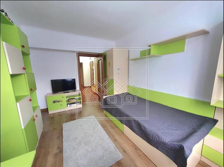 Apartament modern, decomandat, 2 balcoane, etaj 2/8 - Zona Centrala
