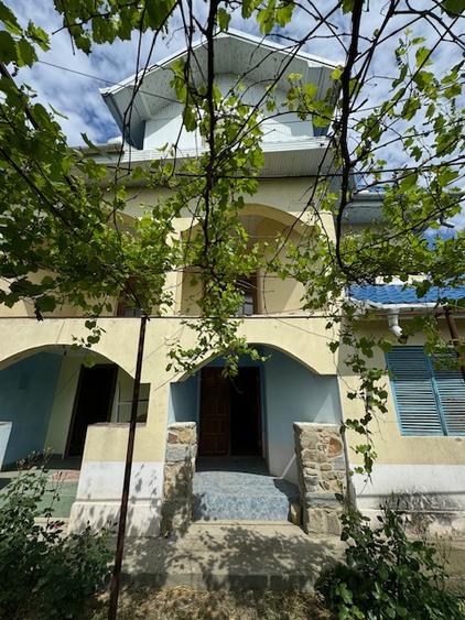 Casa cu etaj de vanzare sat Beresti, com. Sascut, jud. Bacau