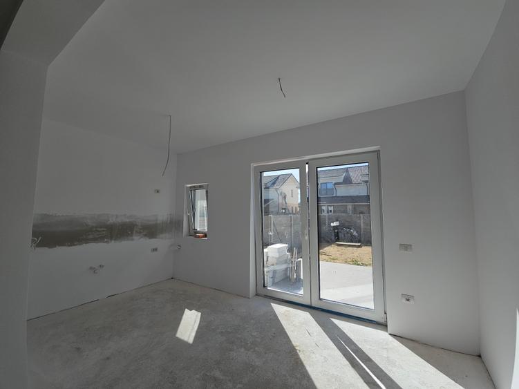 Duplex P+E in Mosnita cu utilitati si stada asfaltata