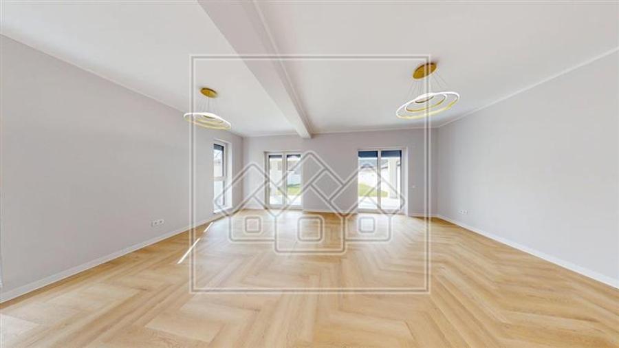Casa individula de vanzare, teren mare, 4 camere, la cheie, zona buna