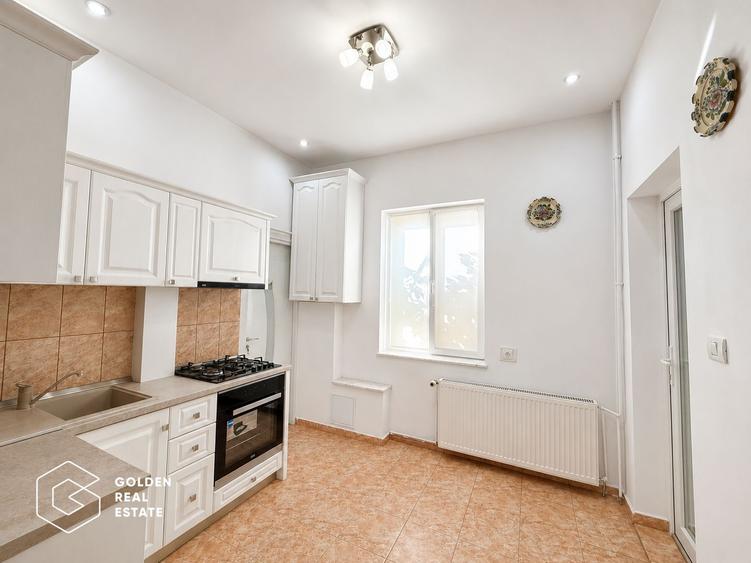 Apartament la casa cu 3 camere, zona Centrala