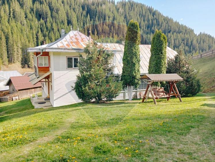 Case cu 7 camere de vânzare în comuna Panaci, sat Drăgoiasa.