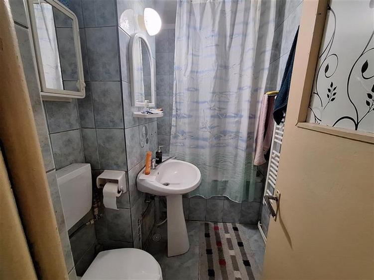 Apartament 2 camere semidecomandat , zona Milcov