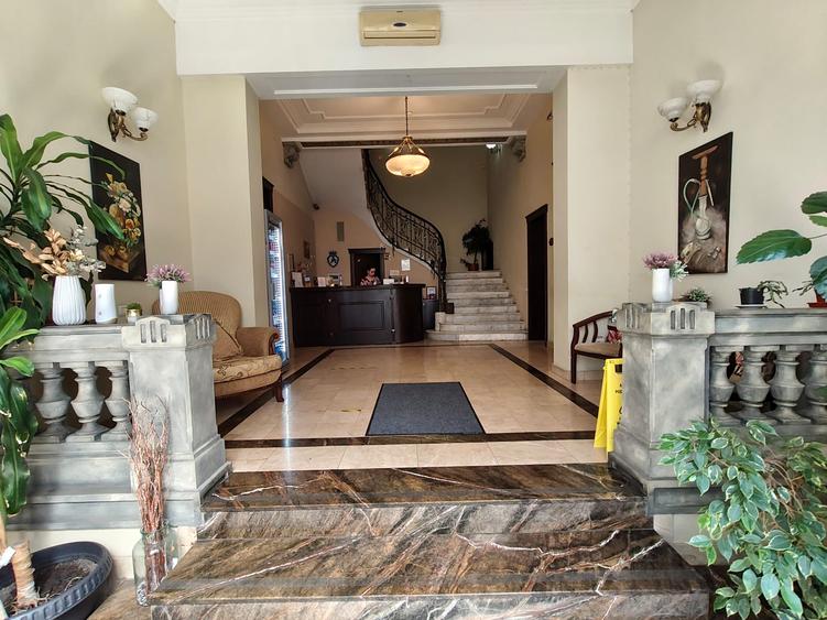 Amezei Inchiriez Parter 26 mp plus Terasa 100 mp incinta Hotel Boutique Lux