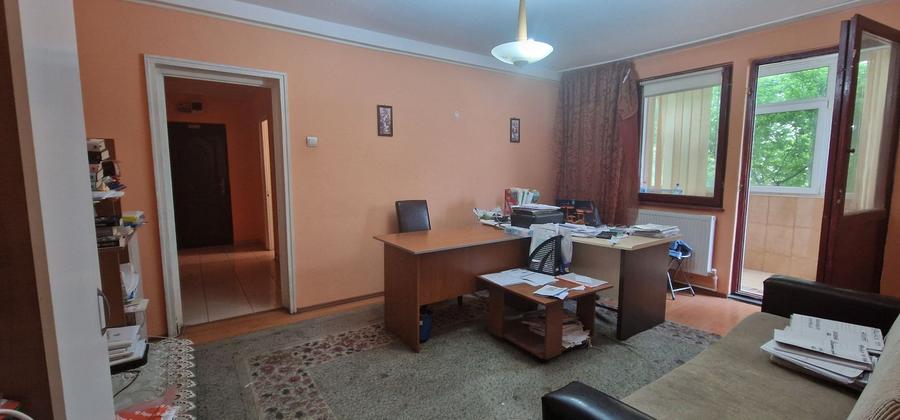 Trei camere etajul 1 , apartament Central.