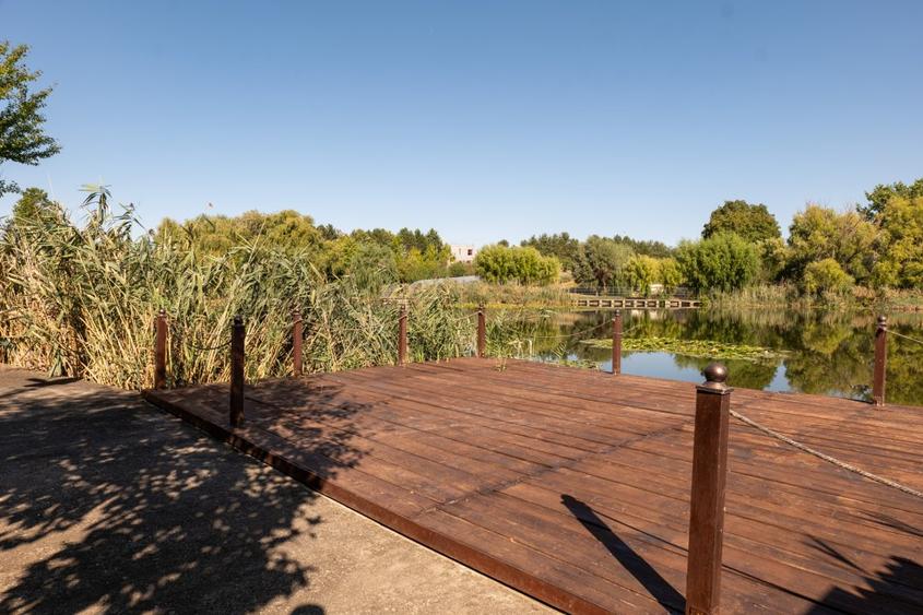 Proprietate pe lac cu potențial de reconversie premium