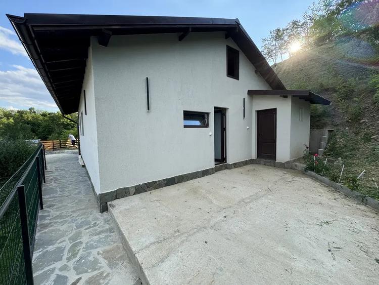 Casă nouă 108 mp cu teren 1.890 mp, zonă liniștită – Vălenii de Munte