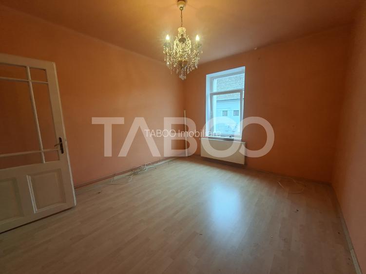 Apartament la casa de vanzare 2 camere garaj curte comuna cu 2 vecini - 2