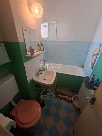 Apartament cu 4 camere, etajul 2/4, zona Podu Ros - 11