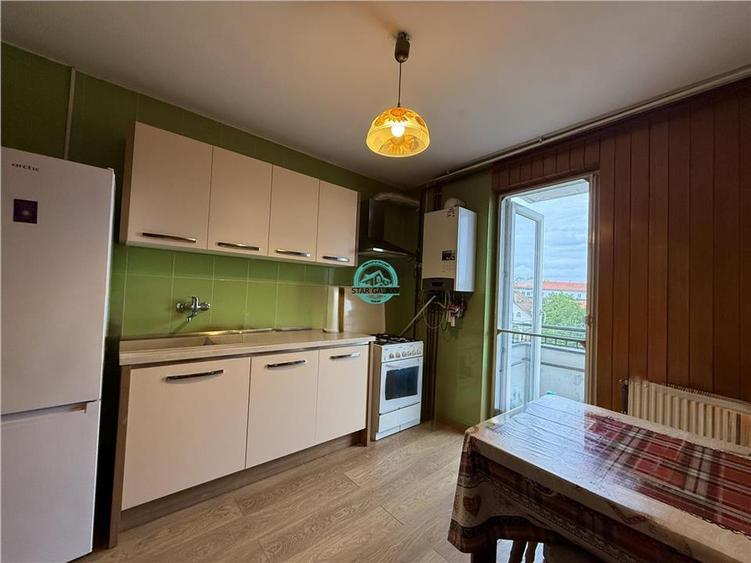 Apartament tip penthouse cu 5 camere de inchiriat, zona Poli 2