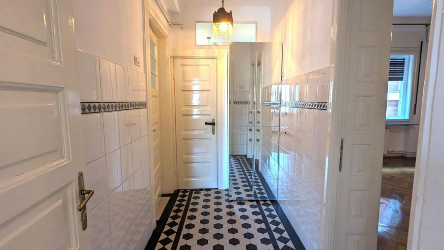 Apartament cu 6 camere si terasa, in vila Art Deco, in Capitale!