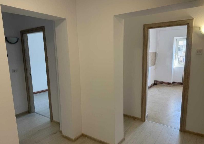 Etaj 4/10 - 2 camere decomandat - renovat - liber - Dacia - 1980
