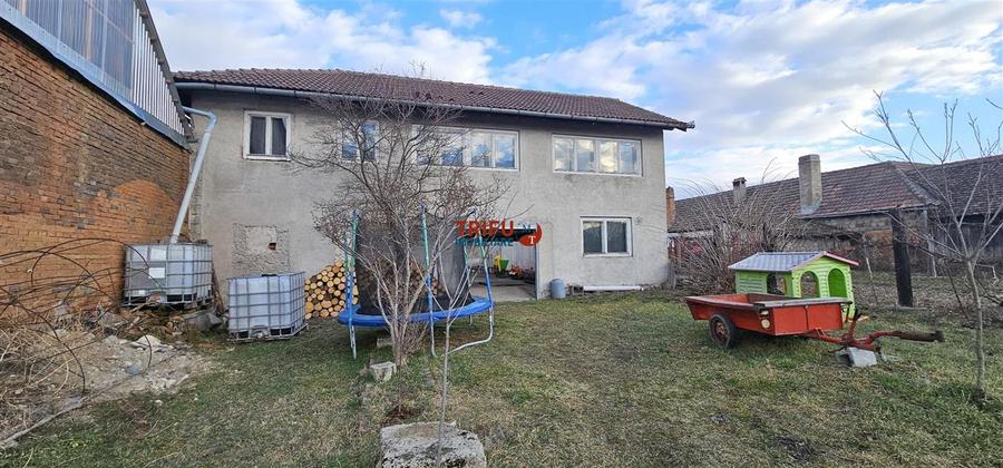 Casa de vanzare cu functiuni multiple in Petresti