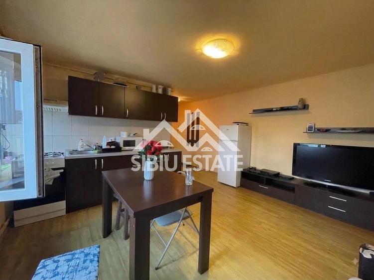 Apartament luminos cu 2 camere, la mansardă, în zonă căutată