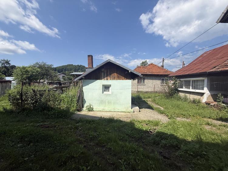Casă + anexă și teren intravilan 813 mp cu toate utilitățile !