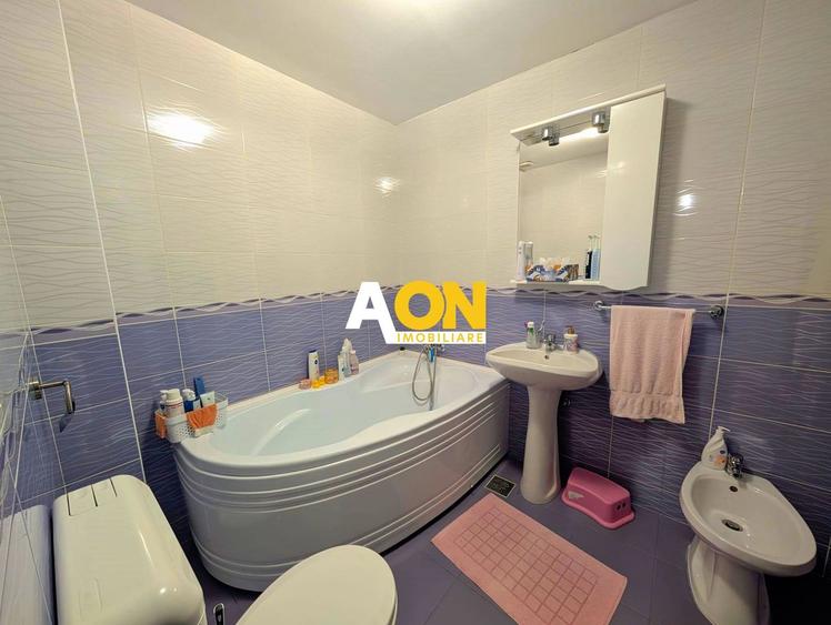 Casă tip înșiruit, D+P+M, 4 camere, garaj, 214 mp teren, zona Centru