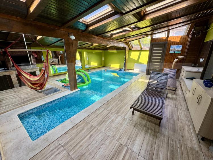Casă de inchiriat, cu 4 dormitoare cu piscină, grătar, iaz și zonă de relaxare
