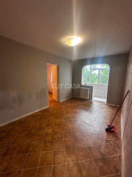 Apartament cu 2 camere, etajul 2/4, zona Alexandru cel Bun - 2