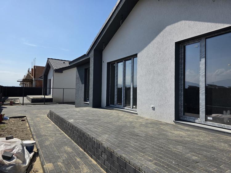 Casa individuala pe parter, teren 300mp, Sânpetru