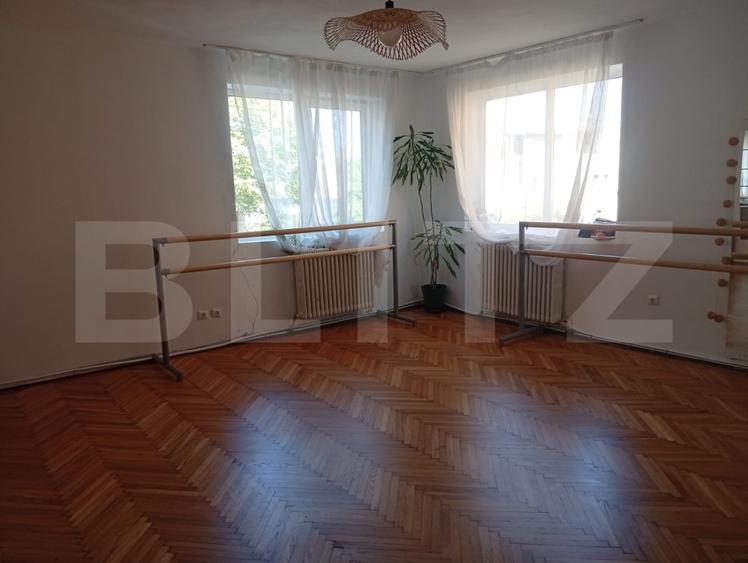 Apartament de vanzare in vila, cu 5 camere, 150 mp, zona Andrei Muresanu