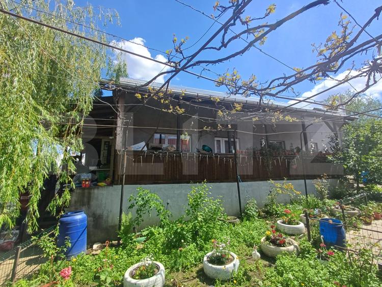 Casă de locuit si spatiu comercial, teren 7300 mp, Hreatca, com. Vulturesti