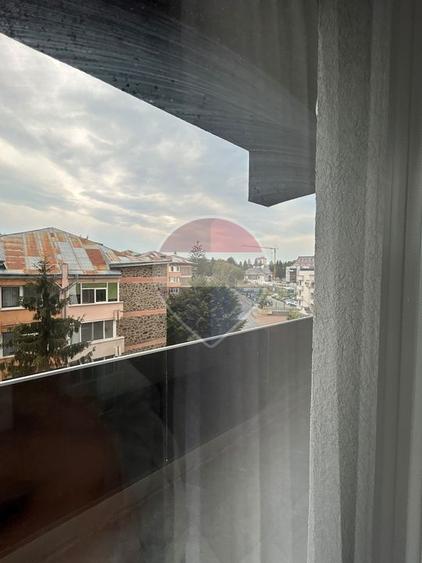 Apartament cu 3 camere de închiriat în zona Central