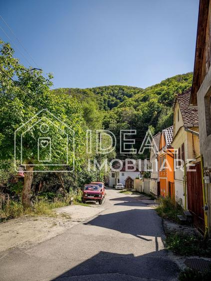 Casă individuală cu 5 camere și curte proprie - în Cisnădioara