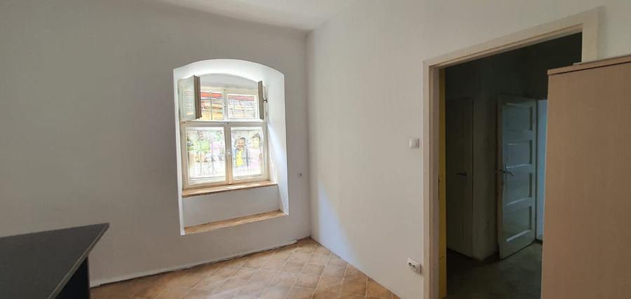 Inchiriez spatiu comercial situat ultracentral in Piata Mare,
