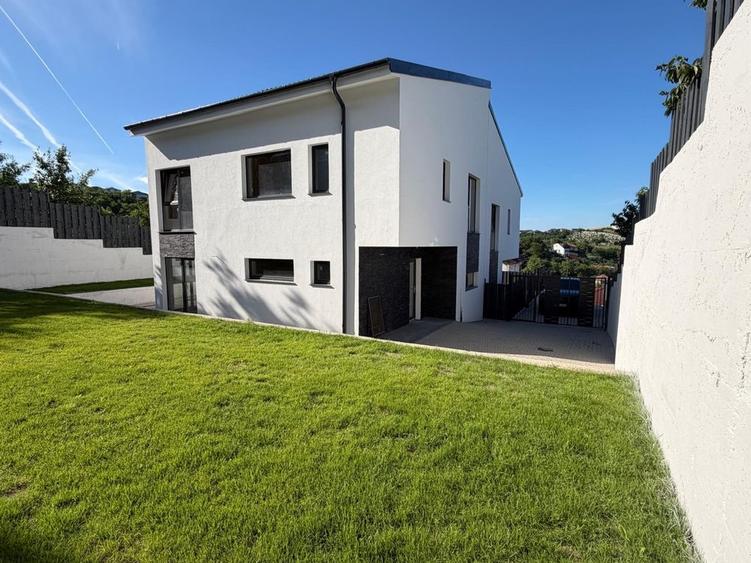 Duplex modern în Dezmir, zonă liniștită, stația de bus și magazin în zona