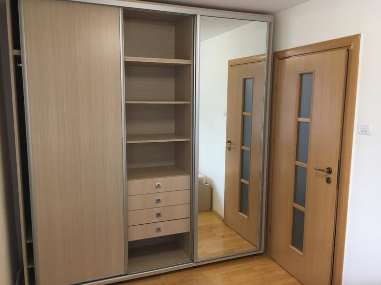 Inchiriez (ofer) apartament 3 camere decomandat , zona centrala , cu parcare