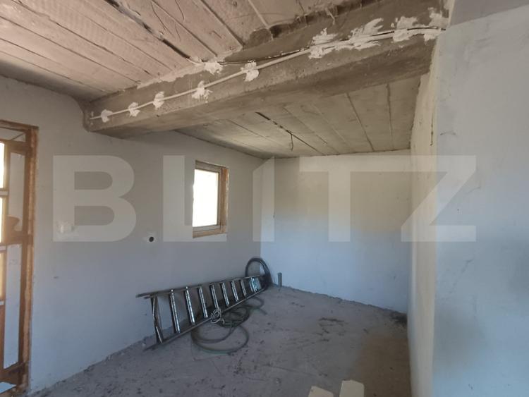 Casă cu beci si etaj, teren aferent de 16000 mp, situată în Arcani
