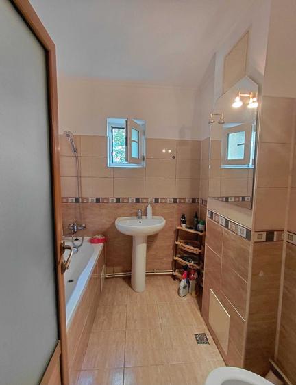 Apartament cu 2 camere decomandat, etajul 3/4, zona Galata