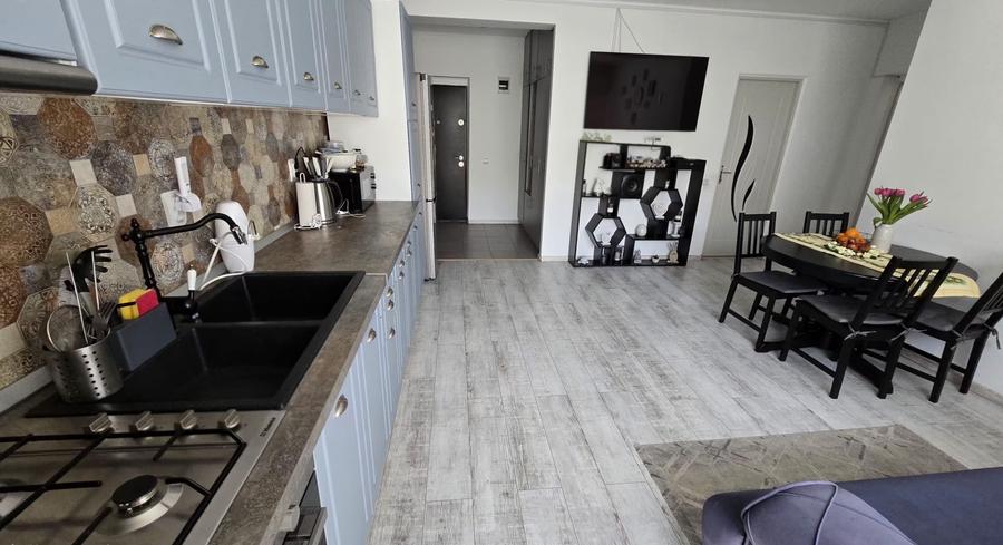 Apartament cu 3 camere, 59 mp, balcon, zona Teilor